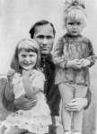 В.М. Шукшин с дочками Машей и Олей. Фотопроба к первому варианту сценария кинофильма «Печки-лавочки»