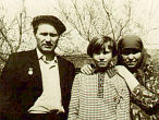В.М. Шукшин с матерью и племянницей Надей во дворе
