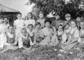 Ядыкина Надежда Алексеевна, завуч, организатор и руководитель школьного музея, руководитель детского фольклорного ансамбля «Шукшинята», автор-исполнитель песен о Сростках и о В.М. Шукшине, с воспитанниками.